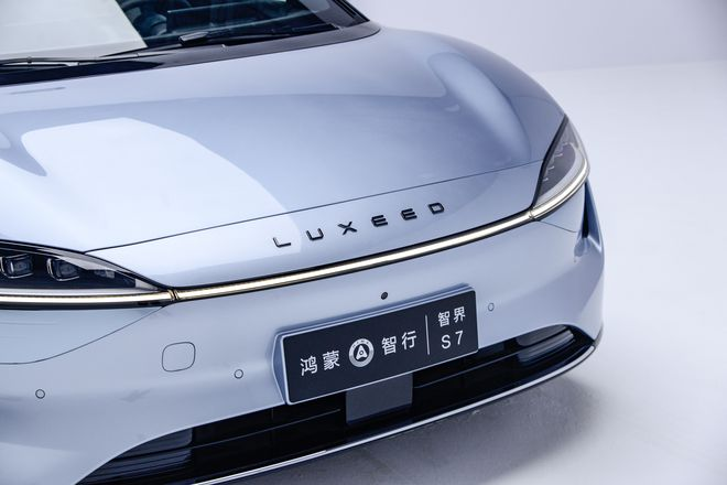 华为智界S7首发机械车位泊车辅助：超窄车位也不怕