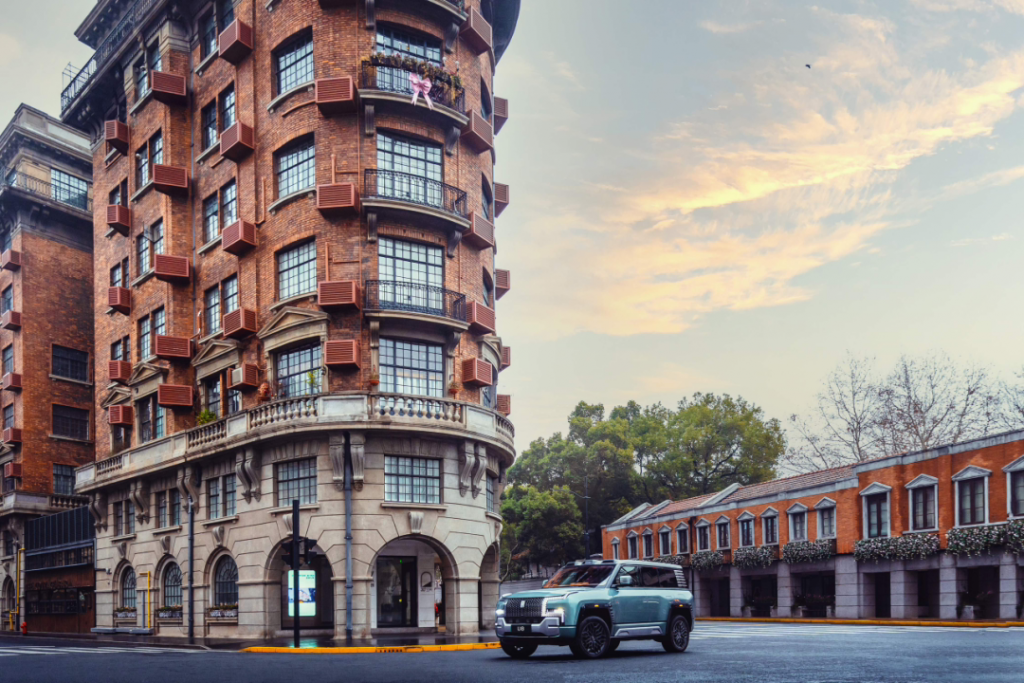 比亚迪仰望汽车上海首家中心店开业