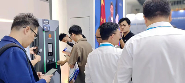 星星充电亮相2024上海充换电展，斩获三大重磅奖项