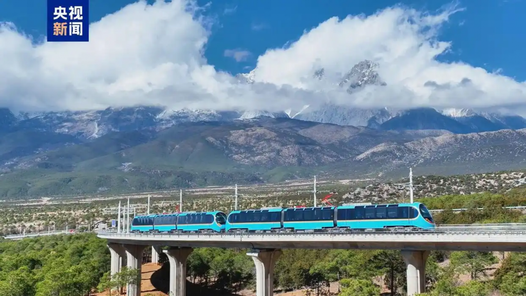 全球首列全景观光山地旅游列车在丽江开通