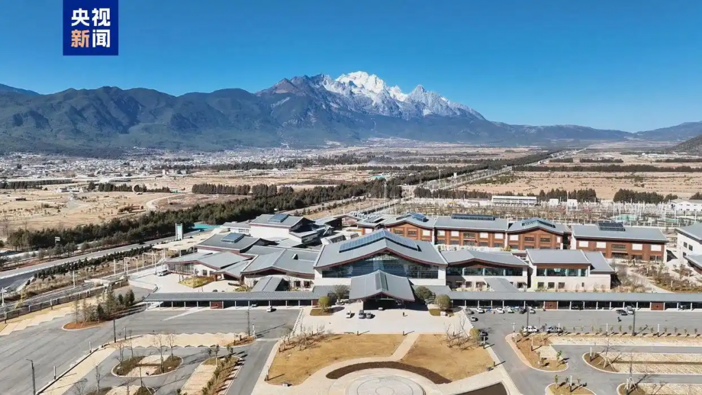 全球首列全景观光山地旅游列车在丽江开通