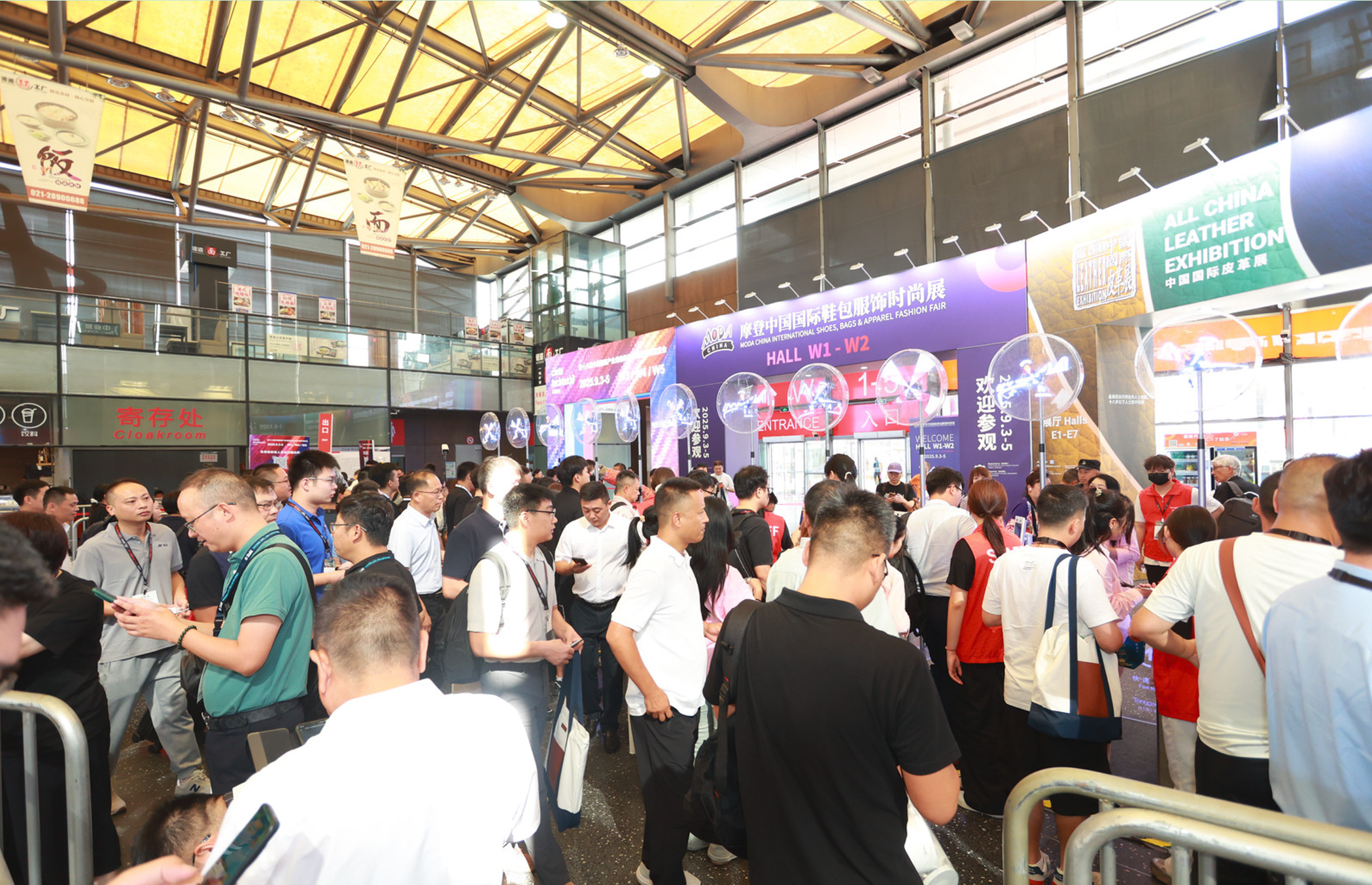 全球皮革行业时尚目光聚焦上海 2025“摩登中国”国际鞋包服饰时尚展览会启幕