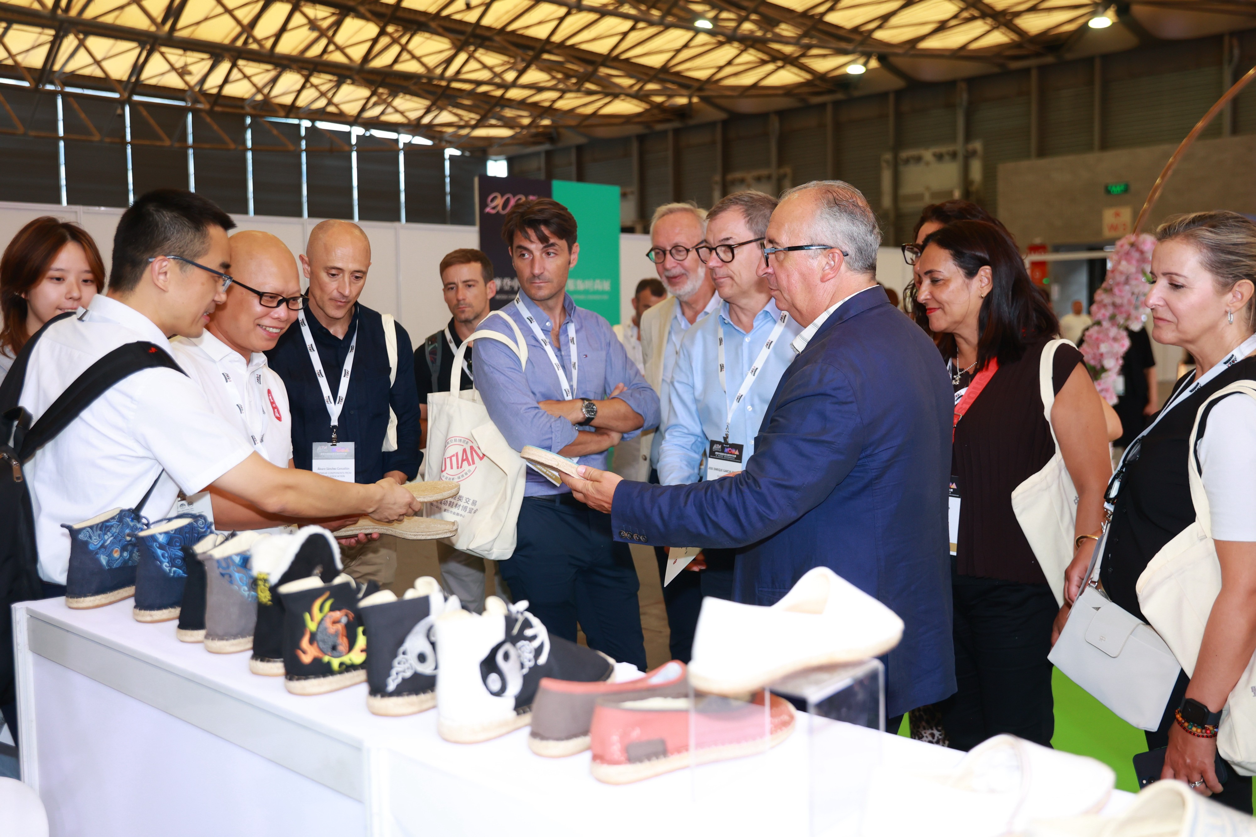 全球皮革行业时尚目光聚焦上海 2025“摩登中国”国际鞋包服饰时尚展览会启幕