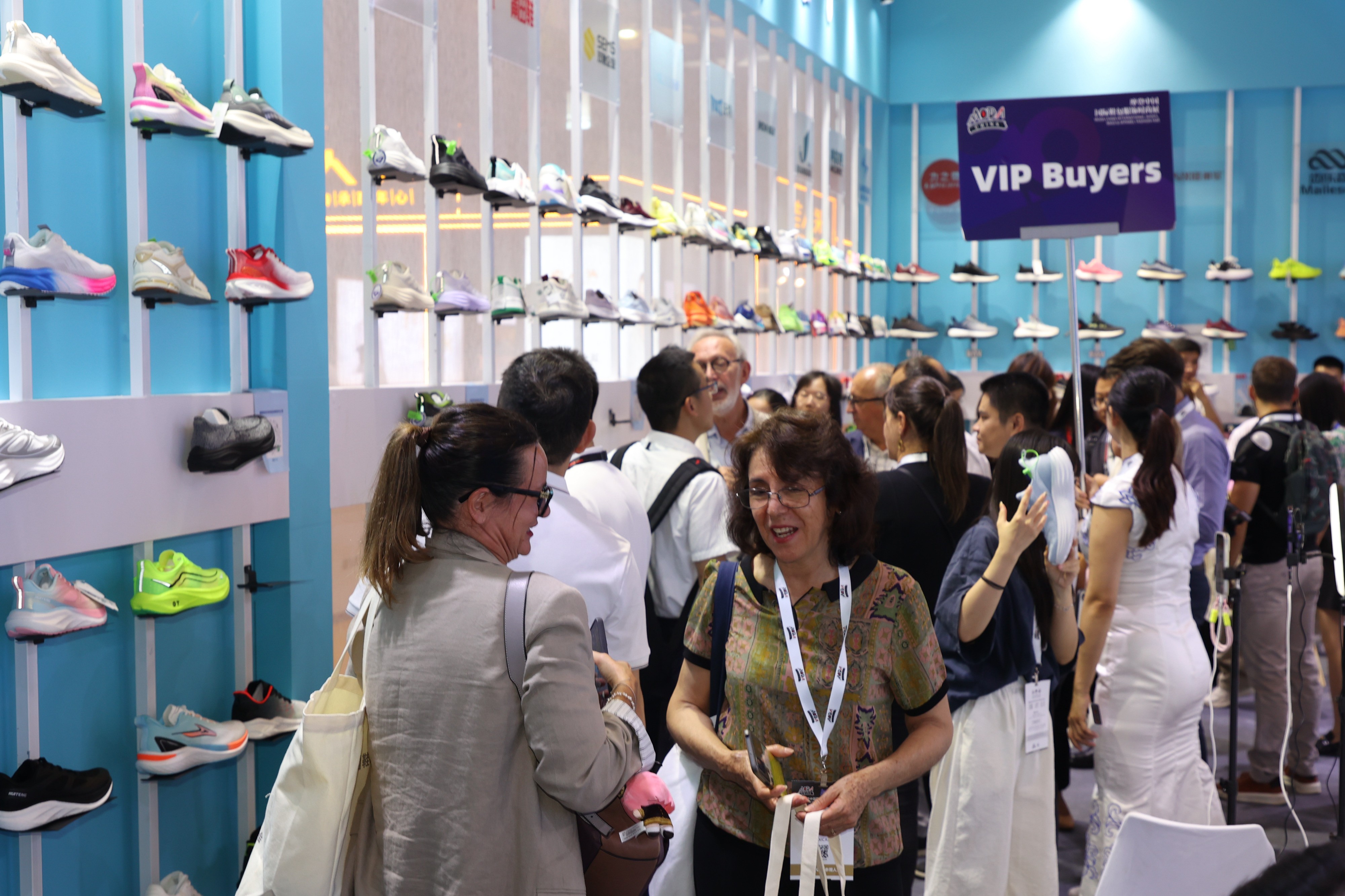 全球皮革行业时尚目光聚焦上海 2025“摩登中国”国际鞋包服饰时尚展览会启幕