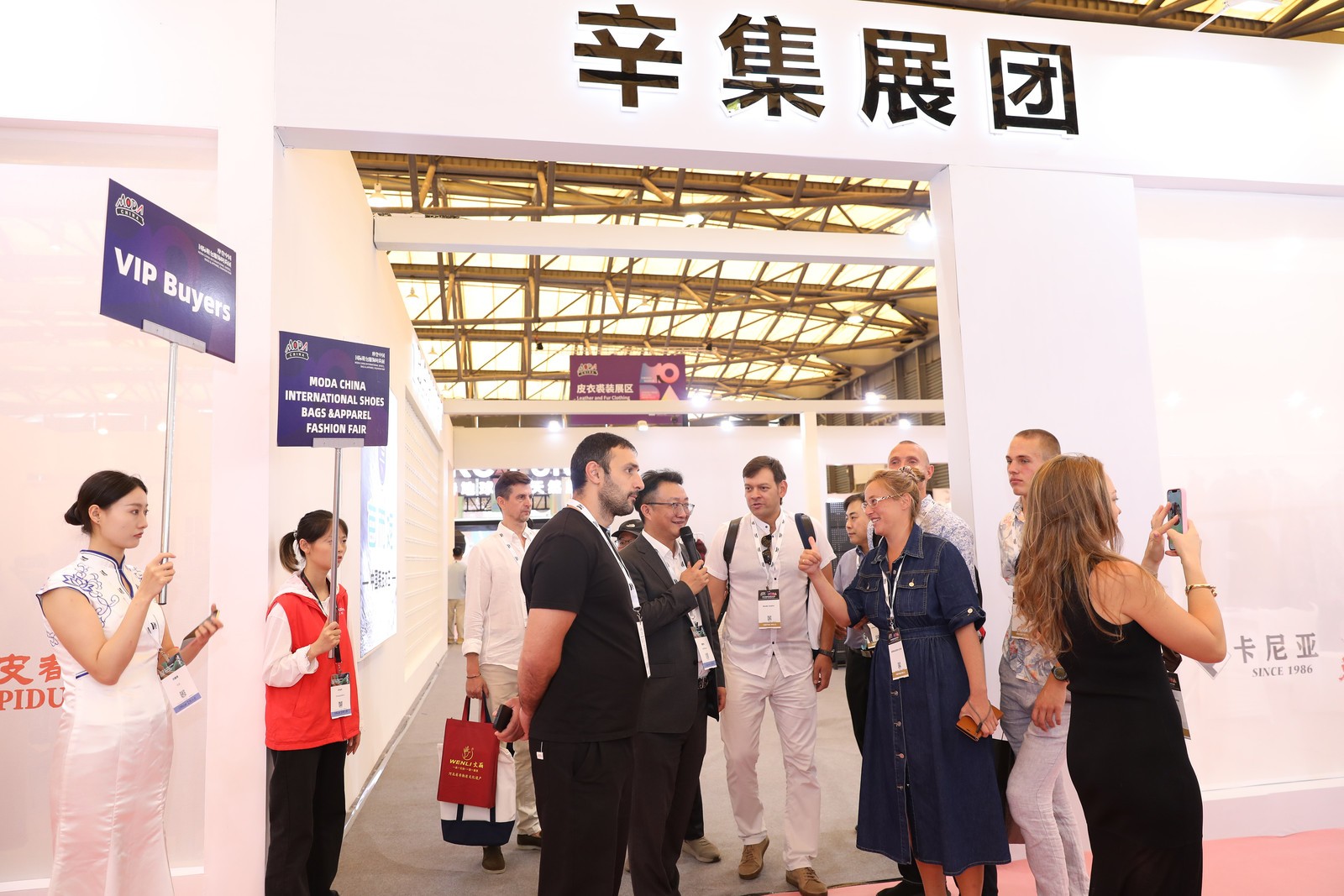 全球皮革行业时尚目光聚焦上海 2025“摩登中国”国际鞋包服饰时尚展览会启幕