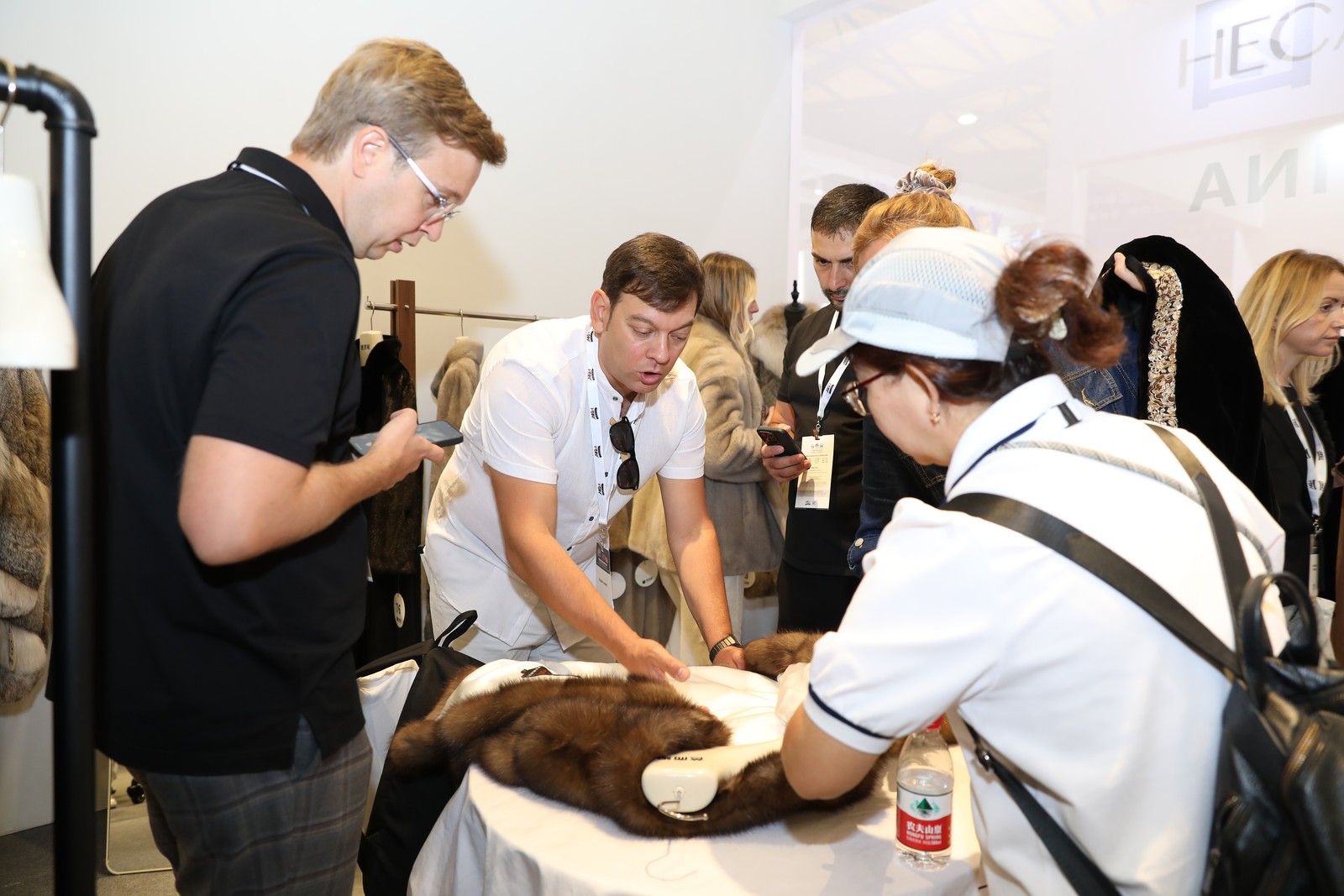 全球皮革行业时尚目光聚焦上海 2025“摩登中国”国际鞋包服饰时尚展览会启幕