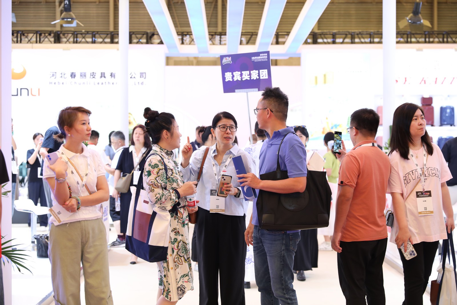 全球皮革行业时尚目光聚焦上海 2025“摩登中国”国际鞋包服饰时尚展览会启幕