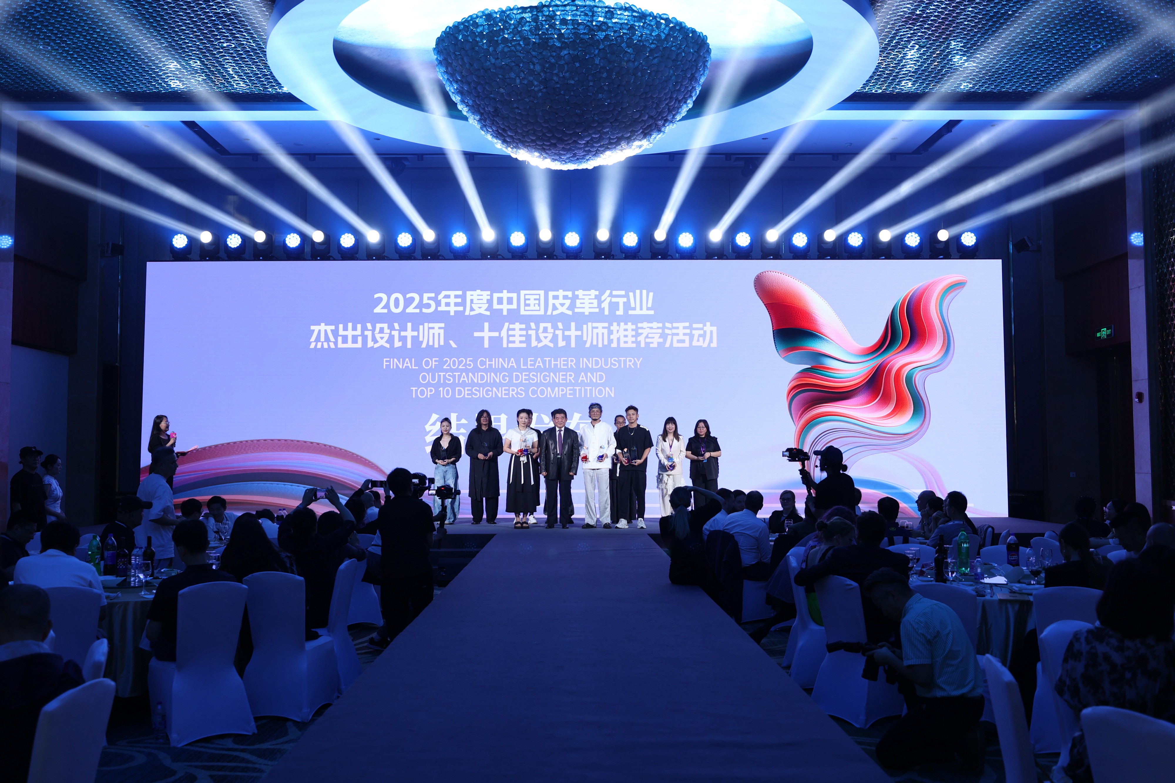 全球皮革行业时尚目光聚焦上海 2025“摩登中国”国际鞋包服饰时尚展览会启幕