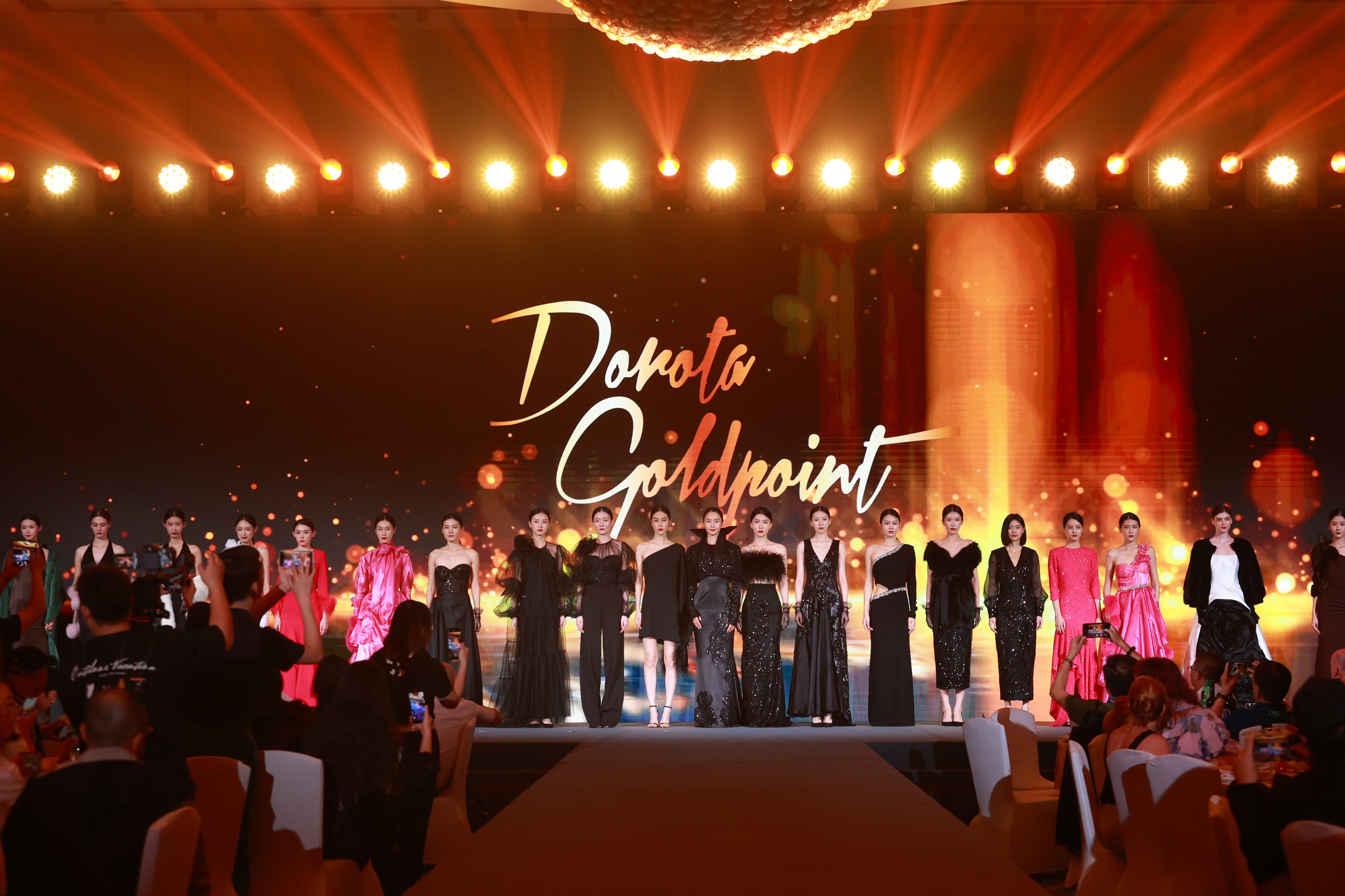 全球皮革行业时尚目光聚焦上海 2025“摩登中国”国际鞋包服饰时尚展览会启幕