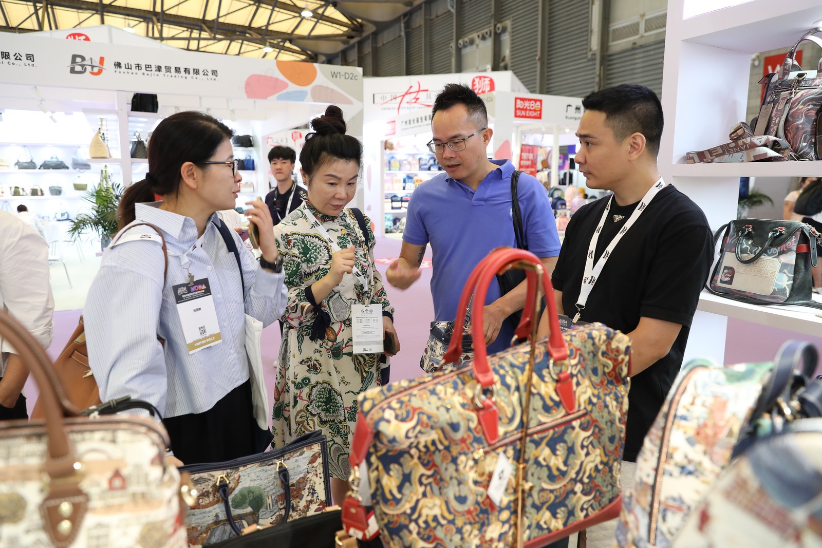 全球皮革行业时尚目光聚焦上海 2025“摩登中国”国际鞋包服饰时尚展览会启幕